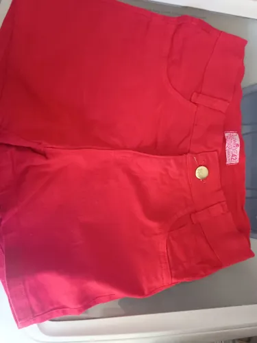 Vendo uma bermuda por 35 , cor  vermelha usada somente uma vez , semi nova numeração 42 