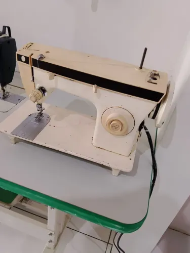 Vende se máquina de costura singer
