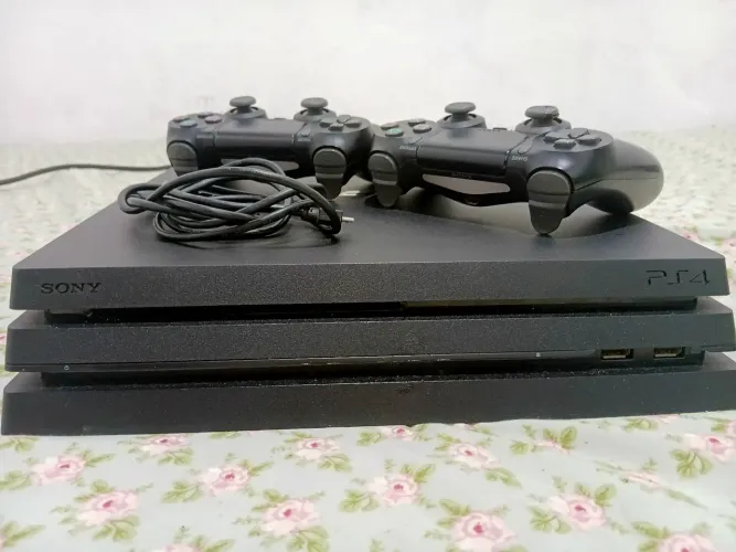 Vendo Ps4 Pro Somente Mídia Digital 2 controle 
