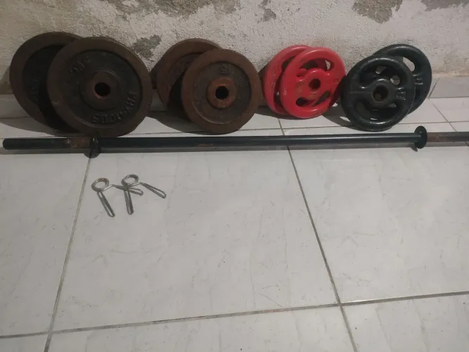 Anilhas de musculação, 4 anilhas de 5kg, 2 de 2kg, 2 de 3kg totalizando 30kg de anilhas.