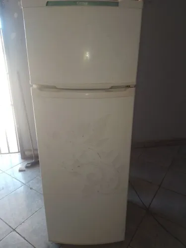 Geladeira dúplex consul 334 litros funciona normal