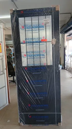 Barata Porta de alumínio lambril com grade e vidro preta ou branca R$899,90