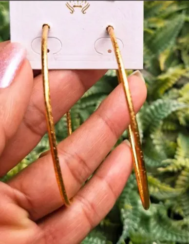 Brincos em argola dourado 