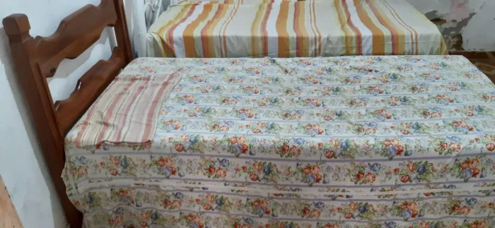 Cama de solteiro acompanha colchão 