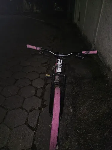 GTA Rebel aro 26 branca/rosa, freio traseiro hidráulico, ideal para grau ou dia a dia.