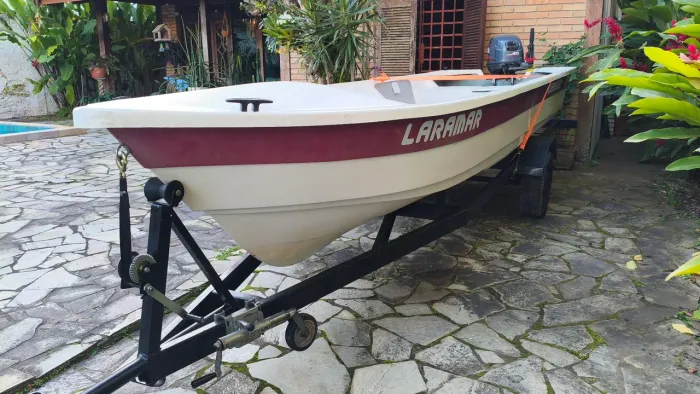 Barco de fibra com motor e carretinha