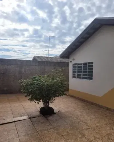Imóvel para aluguel possui 200 metros quadrados com 2 quartos em Centro - Botucatu - SP