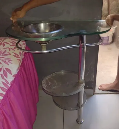 Vendo pia de vidro com suporte.