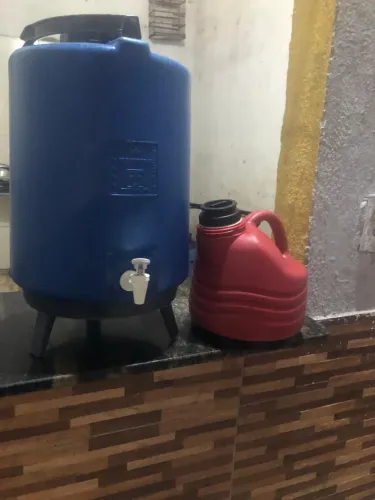 Vendo 2garrafa térmica uma grandona e outra media 