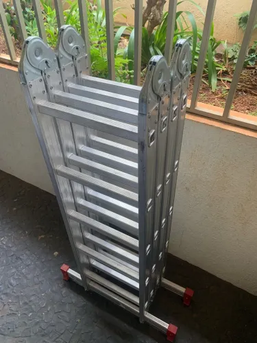 Escada articulada em alumínio
