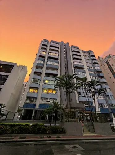 Prédio atrás no Hotel Majestic. 5 dormitórios sendo 2 Suítes