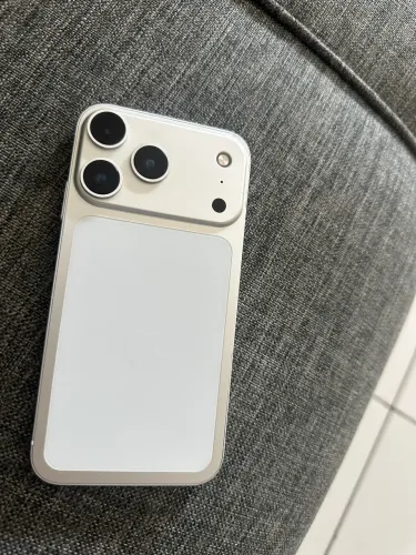 iPhone XR com carcaça do 17