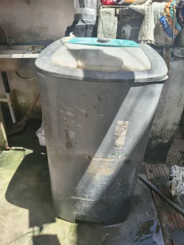 Máquina de lavar velha