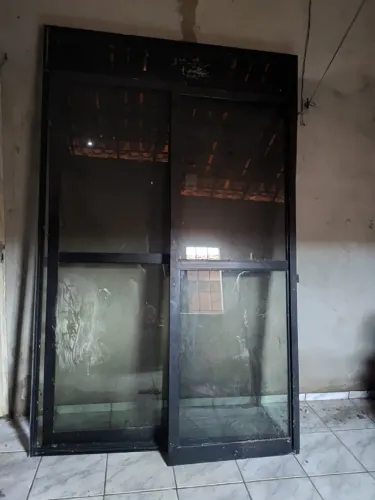 Vendo uma porta de vidro.