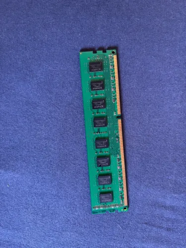 memória RAM Kingston DDR3 de 4GB, frequência 1333MHz