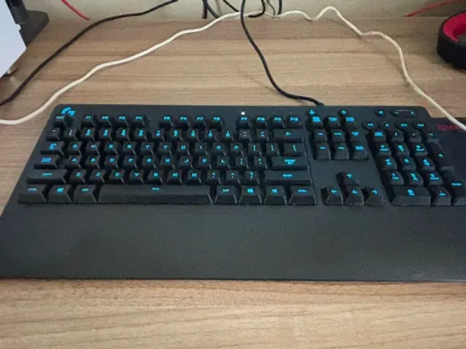 teclado logitech g213 (padrão americano)