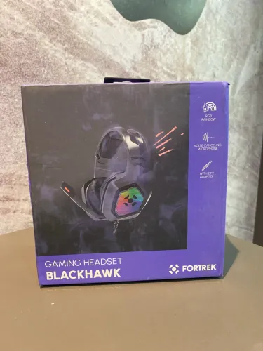 Headset gamer Fortrek Black Hawk RGB.