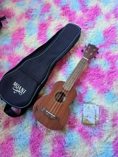 VENDO UKULELE ACÚSTICO SOPRANO MOANI / NOVO / COM BAG  
