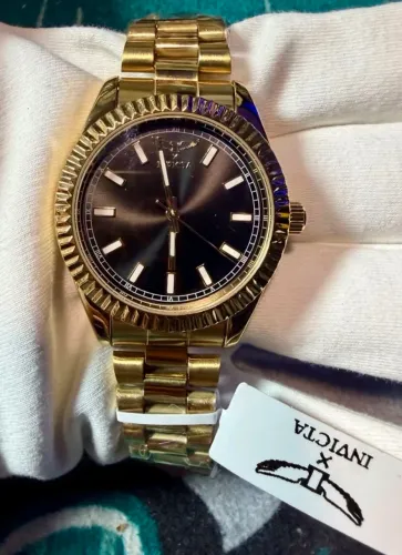 Invicta Masculino Dourado em Aço Inoxidável<br>RRelógio de Pulseira com Mostrador Preto