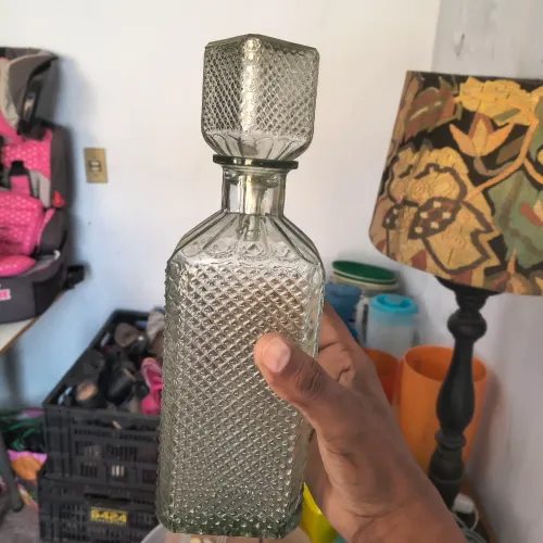 Garrafa de vidro antiga com tampa