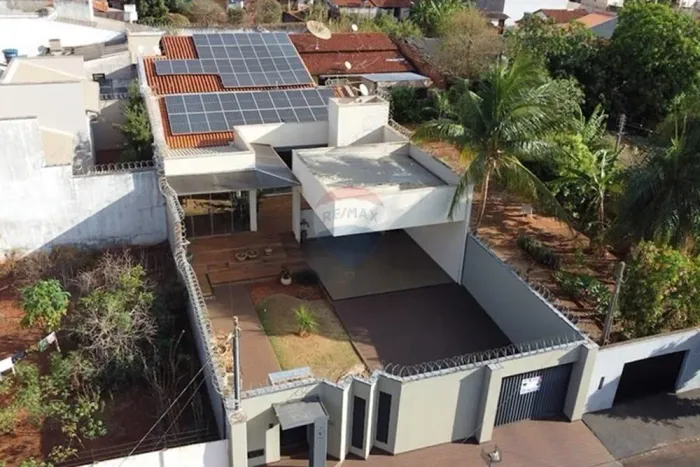 Casa À Venda, Com Três Quartos Sendo Um Suíte Com Closet, No Centro Em Ituiutaba-MG.