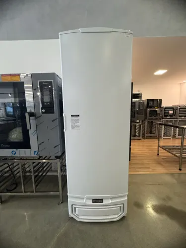 Freezer vertical porta sólida 575 litros Gelopar novo