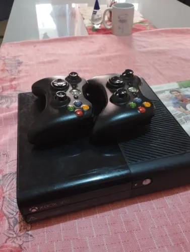 XBOX 360 COM 2 CONTROLES E DESBLOQUEADO