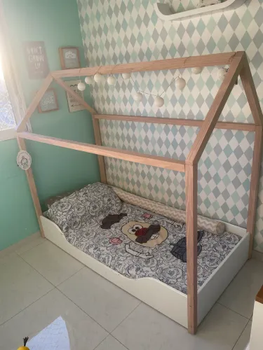 Cama infantil montessori semi nova com com colchão 450,00