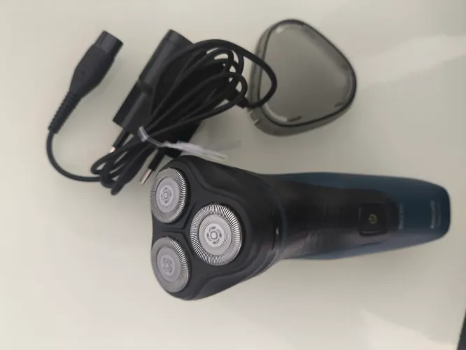 Barbeador elétrico Philips Series 1000, modelo AquaTouch