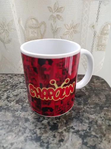 Caneca de porcelana personalizada.