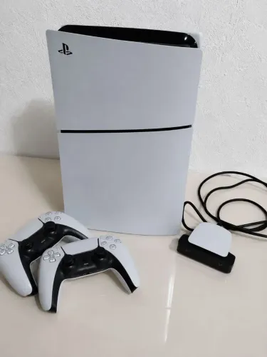 Playstation 5 slim dois controles e uma câmera da Sony 