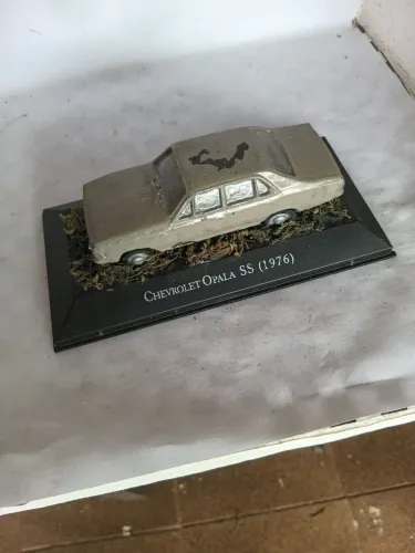 Miniatura opala abandonado em resina