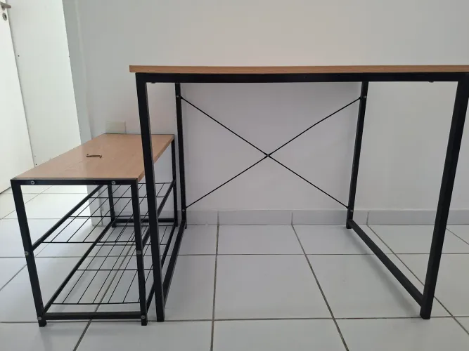 Móveis de escritório (conjunto escrivaninha e mesa baixinha de apoio), em madeira e aço.