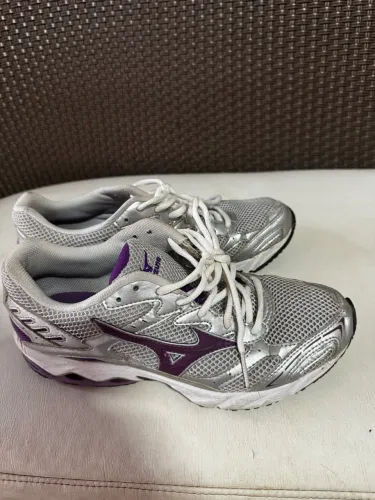 Tênis Mizuno Esportivo Prata e Roxo