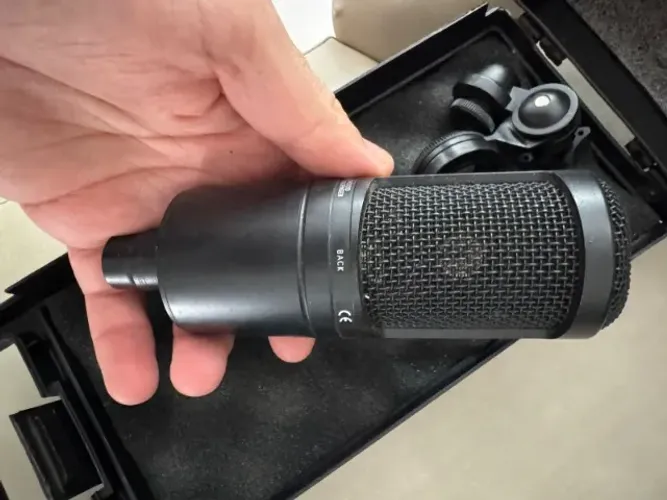 Microfone Condensador Audio-Technica AT2020 com Case e Suporte Originais