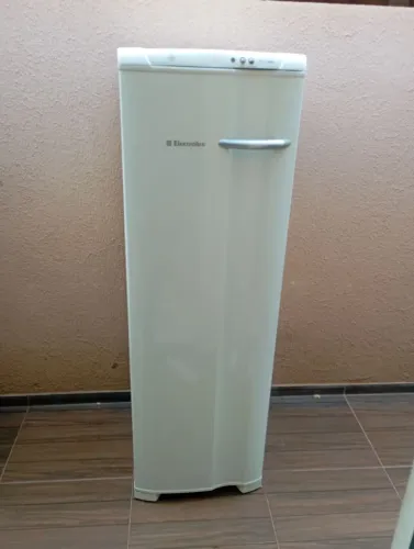 Freezer vertical Electrolux semi-novo 