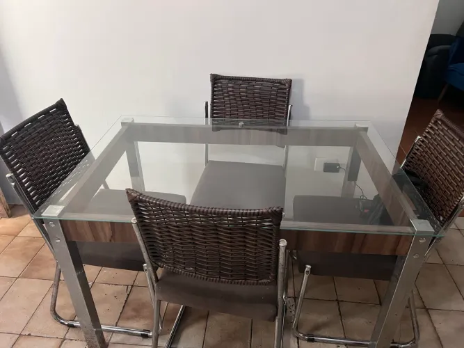 Vendo mesa de vidro com quatro cadeiras