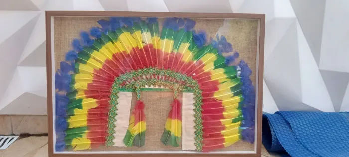 Quadro envidraçado cocar de índio 63,5 altura × 93,5 largura 