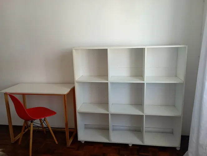 Estante branca rodas 9 nichos