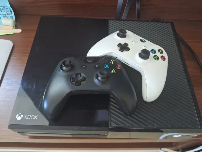 Xbox one c/ Kinect + 2 controles