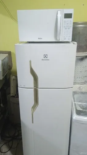 Vendo a geladeira Electrolux uma máquina de lavar 12 kg e um micro-ondas