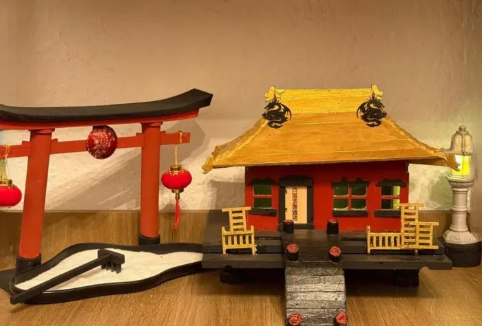 Casa japonesa miniatura iluminada