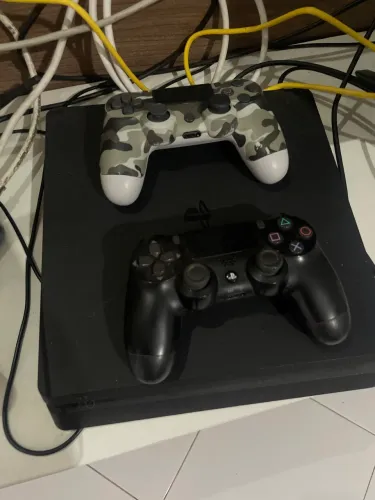 Vendo PlayStation 4 1tb com 2 controles +3 jogos
