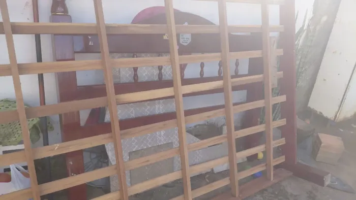 Vendo cama de madeira maciça e colchão