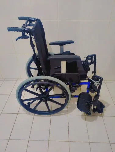 Cadeira de rodas reclinável