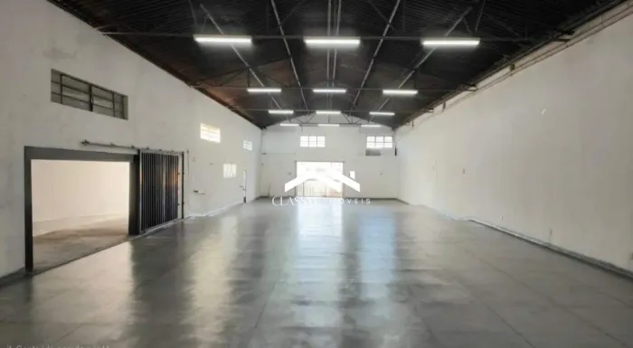 Galpão Comercial 300m² no Presidente Roosevelt.