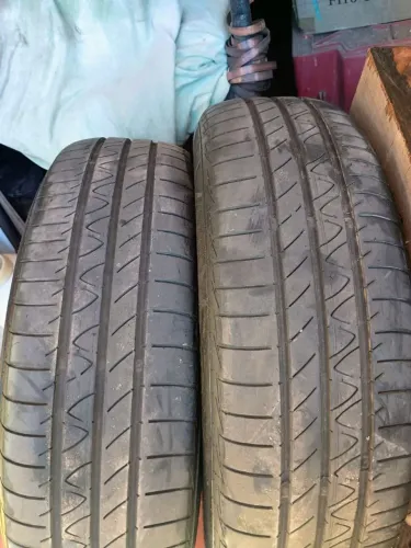 Par de Pneus 175/65/15 semi novos .