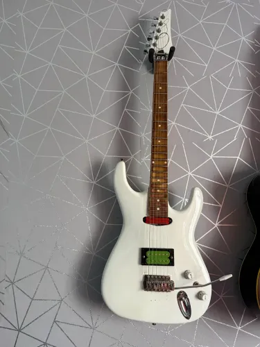 Guitarra luthier modelo JS com captadores Malagoli