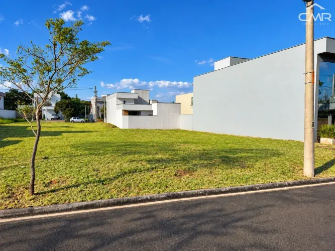 Terreno em condomínio, topografia plana, pronto para construir.