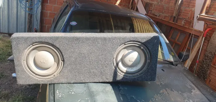 Caixa de som para carro.